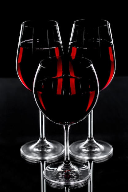 Vin dans un verre avec une bouteille