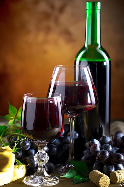 Vin dans un verre avec une bouteille