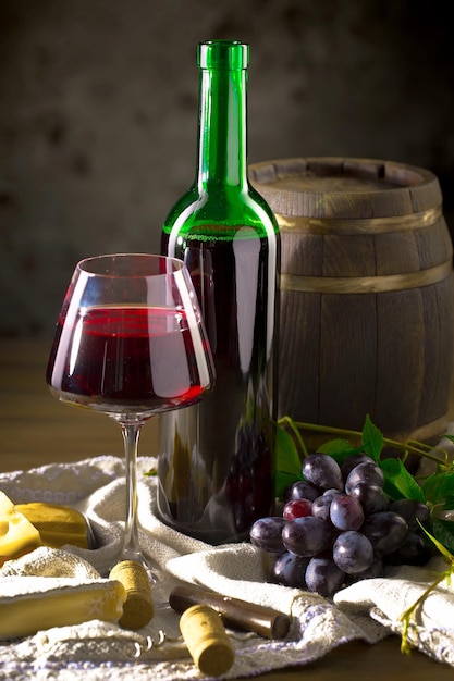 Vin dans un verre avec une bouteille