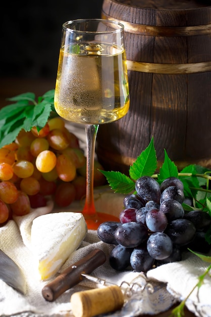 Vin dans un verre avec une bouteille