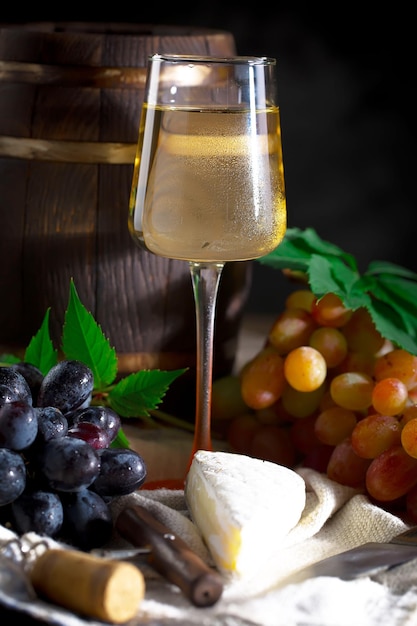 Vin dans un verre avec une bouteille