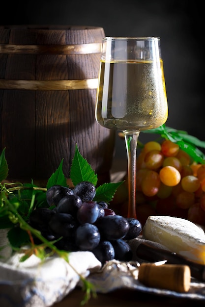 Vin dans un verre avec une bouteille