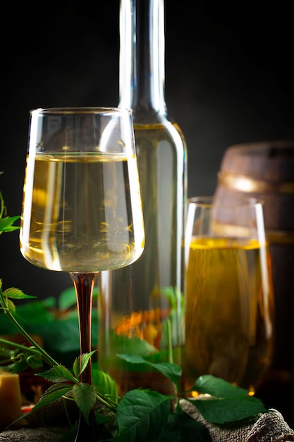 Vin dans un verre avec une bouteille