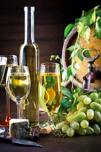 Vin dans un verre avec une bouteille