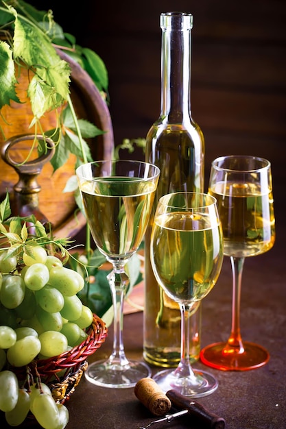 Vin dans un verre avec une bouteille