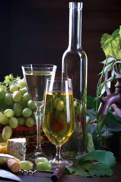 Vin dans un verre avec une bouteille