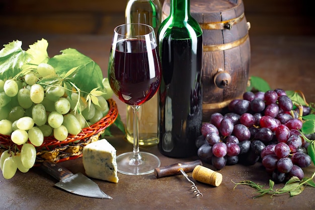 Vin dans un verre avec une bouteille