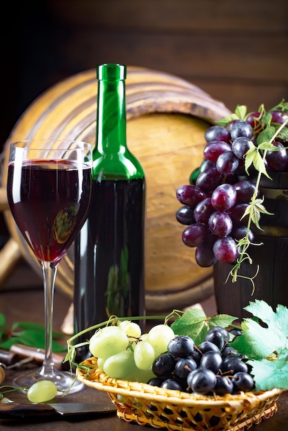 Vin dans un verre avec une bouteille