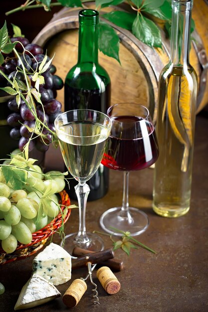 Vin dans un verre avec une bouteille