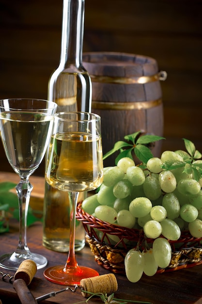 Vin dans un verre avec une bouteille