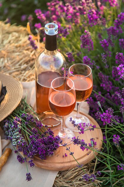 Vin dans des verres. Pique-nique dans le champ de lavande. Mise au point sélective. Nature.