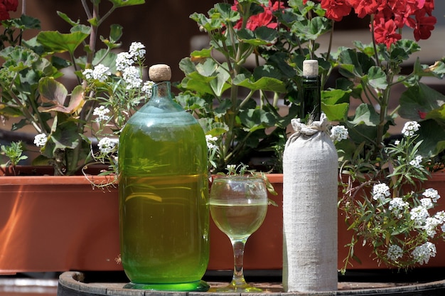 Vin dans de vieilles bouteilles sur un tonneau