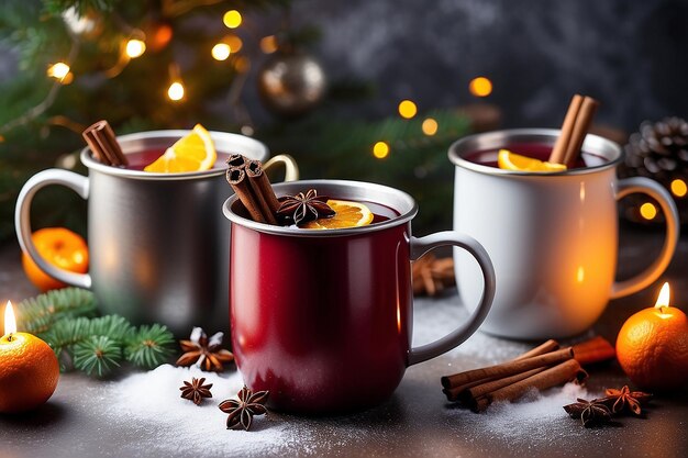 Photo vin frais dans des tasses en métal blanc avec des épices de cannelle et d'orange avec un sapin et des lumières de noël boisson traditionnelle pendant les vacances d'hiver