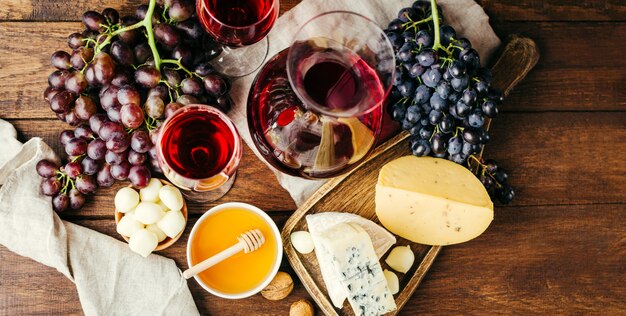 Vin et fromage sur fond en bois vue de dessus