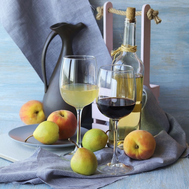 Vin et fruits sur une table en bois, serviette en lin gris, cuisine maison