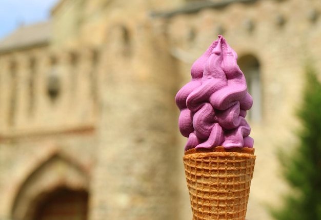 Vin géorgien Soft Serve Ice Cream Cone avec architecture médiévale floue en toile de fond