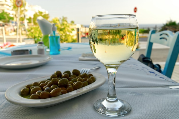 Vin et olives dans un restaurant grec