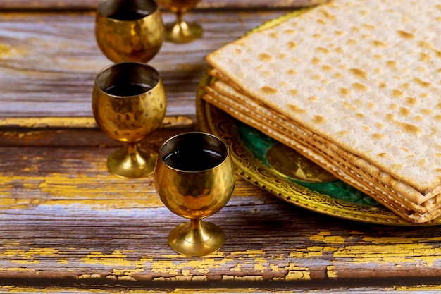 Vin de Pâque et pain de vacances juif matzoh sur planche de bois