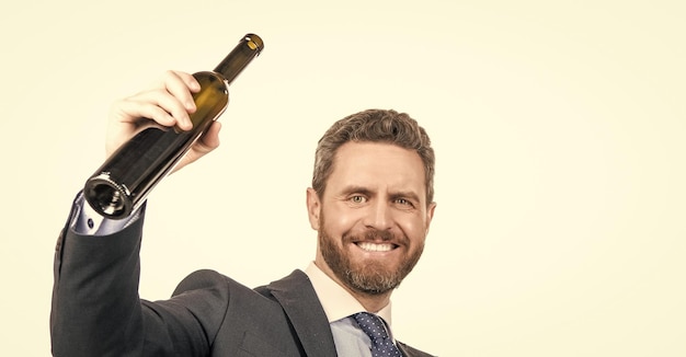 Vin pour la célébration Heureux homme d'affaires célèbre le succès Célébration d'un événement d'entreprise