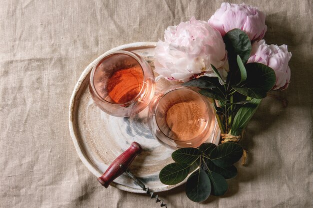 Photo vin rosé avec des fleurs