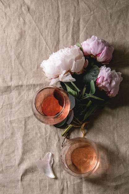 Vin rosé avec des fleurs