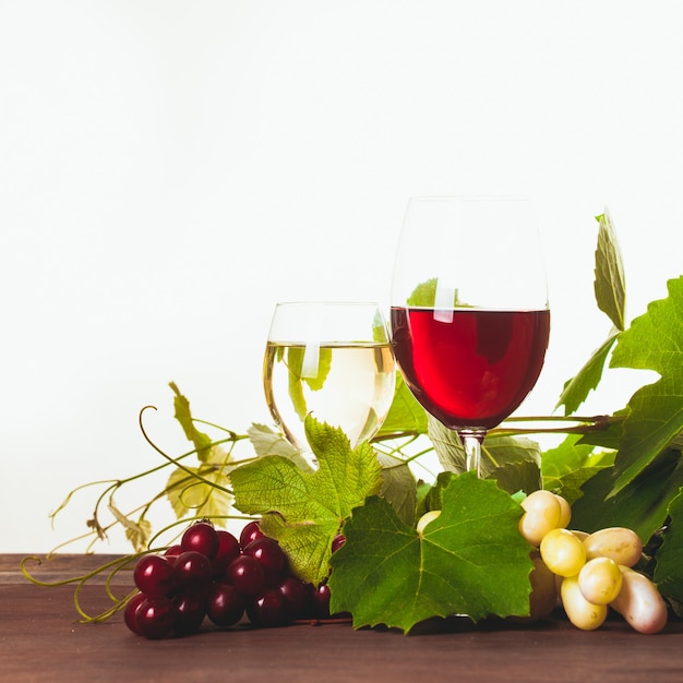 Vin rouge et blanc en verre sur table en bois