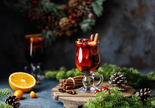 Vin rouge chaud de Noël aux épices, canneberges et fruits