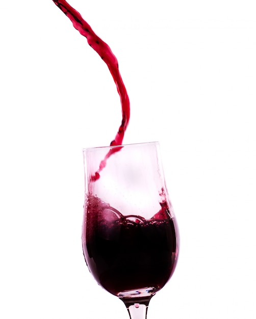 Vin rouge coulant dans le verre