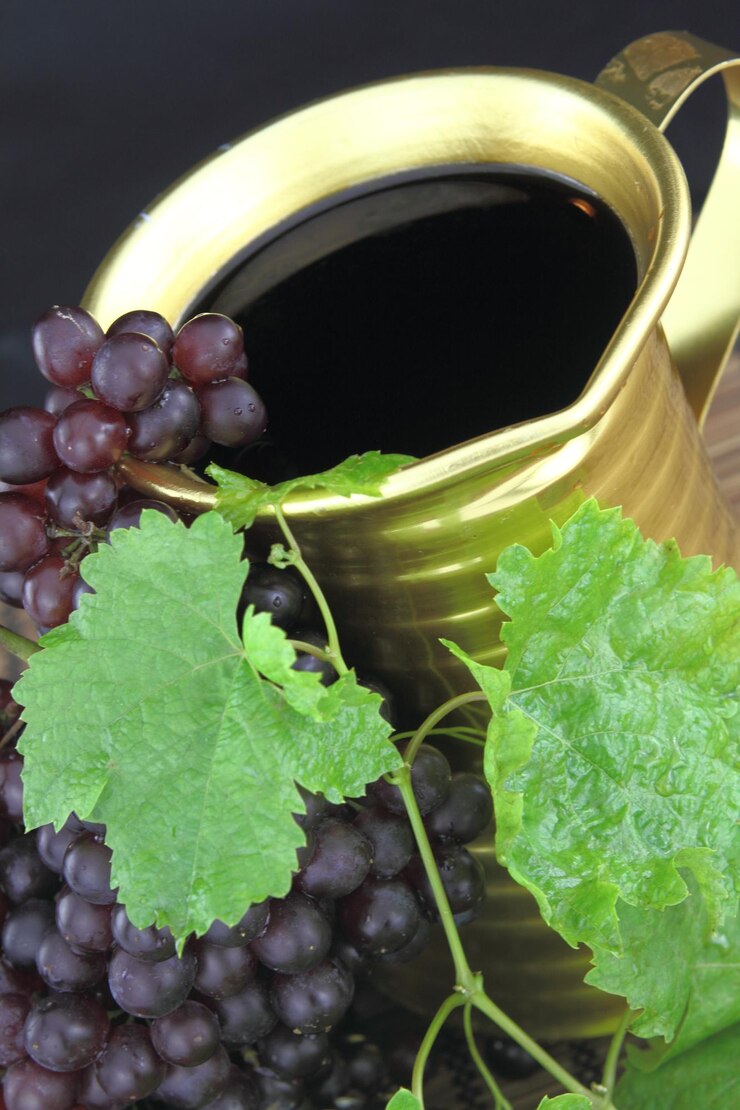 Photo vin rouge dans une cruche traditionnelle
