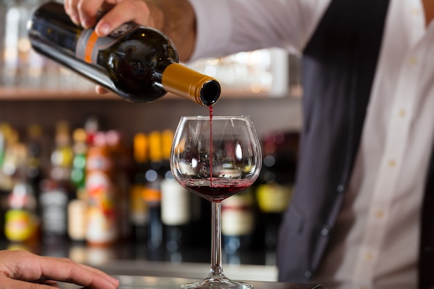 Vin rouge dans un verre au bar