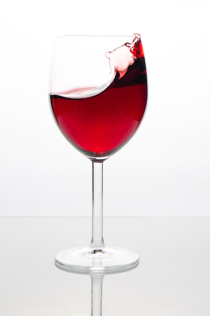 vin rouge dans un verre sur un blanc