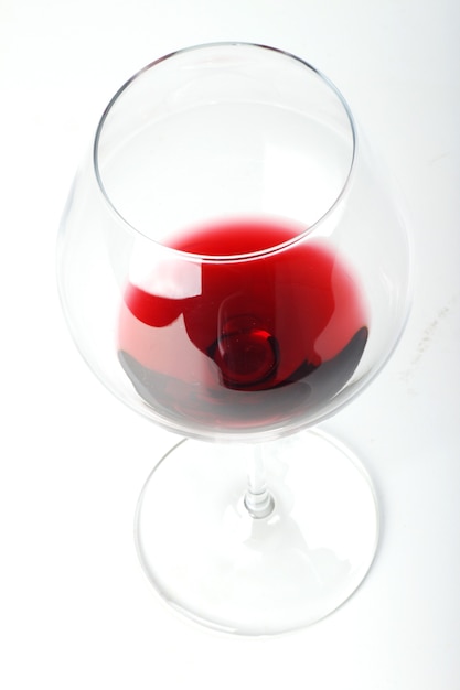 Vin rouge dans un verre élégant