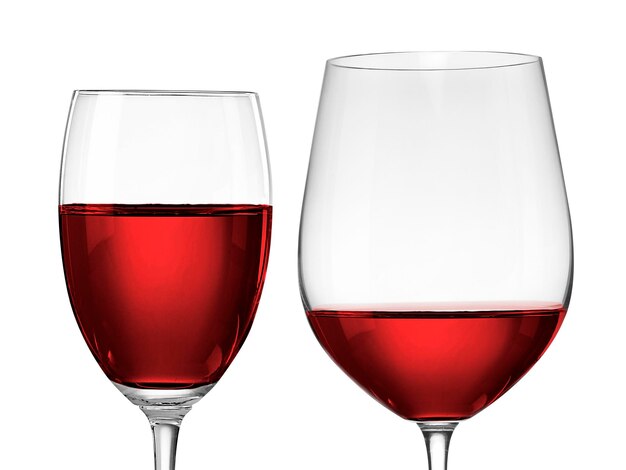 Vin rouge dans un verre isolé sur fond blanc