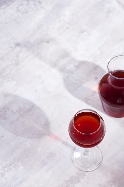 Vin rouge dans un verre à vin avec des ombres