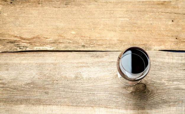 Vin rouge dans un verre à vin. La vue de dessus