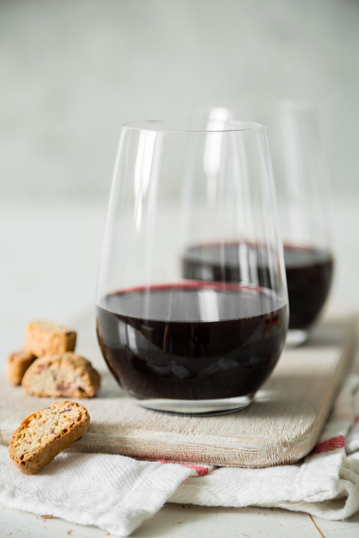 Photo vin rouge dans des verres avec des biscuits