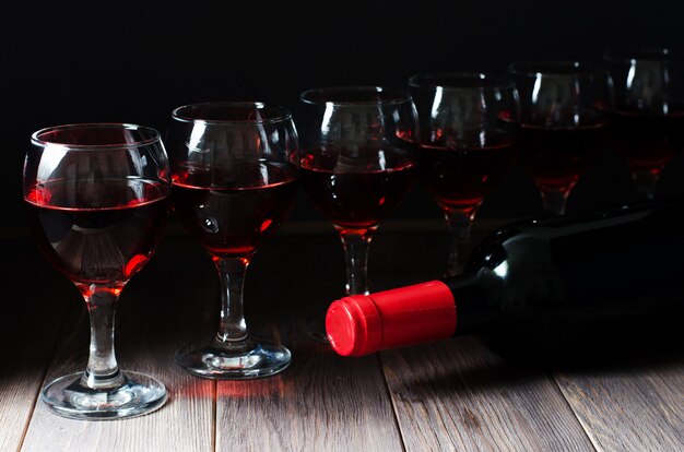 Vin rouge dans des verres et une bouteille de vin.