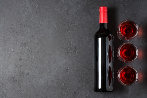 Vin rouge dans des verres fond sombre.