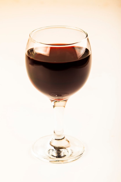 vin rouge dans des verres transparents sur fond blanc