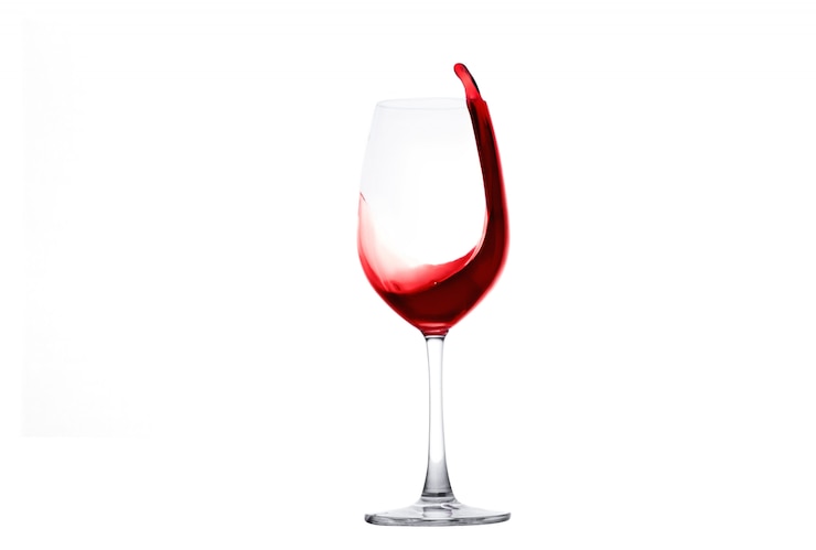 Photo vin rouge éclaboussant d&#39;un verre à vin