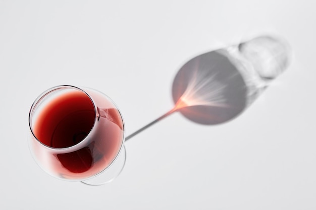 Le vin rouge est en verre isolé sur fond blanc