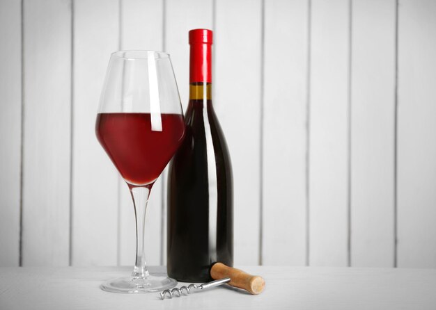 Vin rouge sur fond de mur en bois