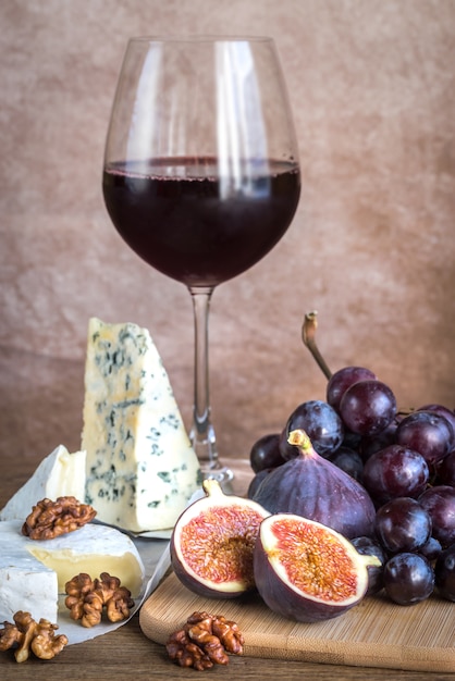 Vin rouge avec fromage, figues et raisins