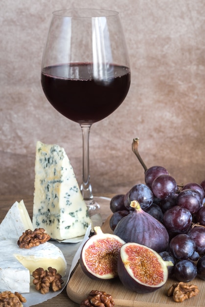 Vin rouge avec fromage, figues et raisins