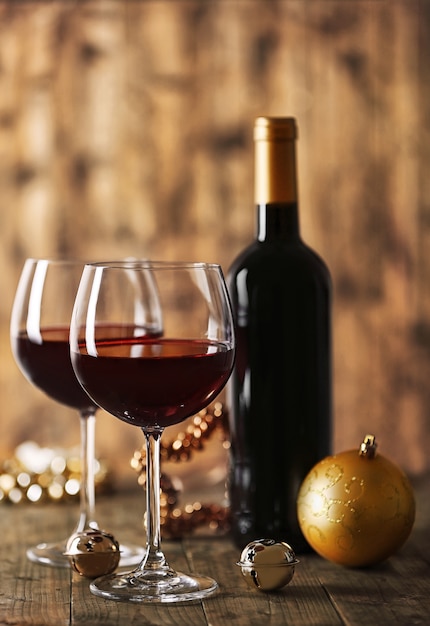 Vin rouge et ornements de Noël sur une table en bois sur une surface en bois