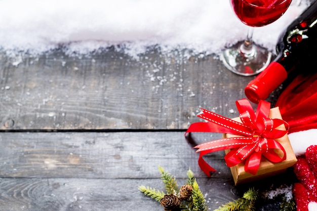 Vin rouge pour la fête de Noël et bonne année. Vacances d'hiver avec neige et décoration.