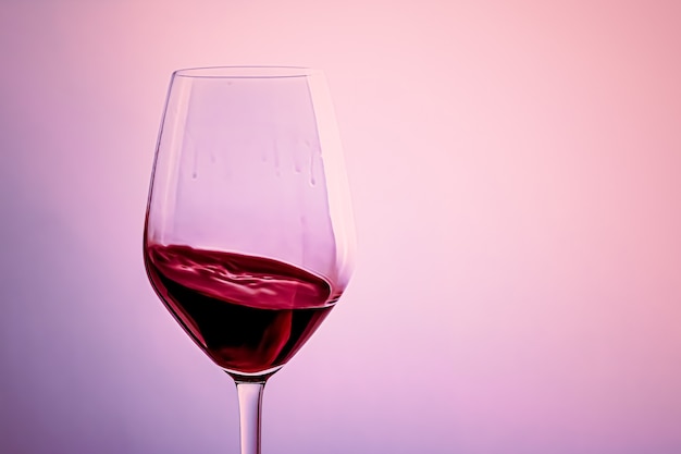 Vin rouge premium en verre cristal boisson alcoolisée et apéritif de luxe produit œnologique et viticole