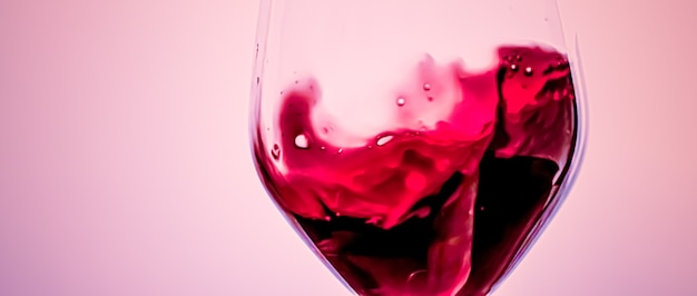 Vin rouge premium en verre cristal boisson alcoolisée et apéritif de luxe produit œnologique et viticole