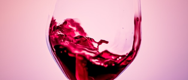 Vin rouge premium en verre cristal boisson alcoolisée et apéritif de luxe produit œnologique et viticole