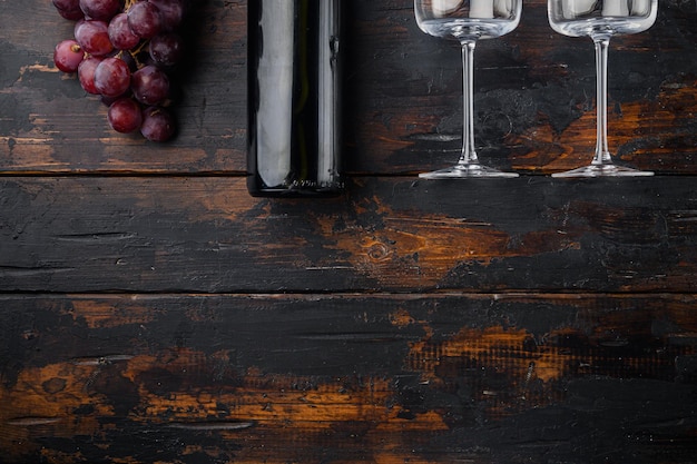 Vin rouge et raisins sur une vieille table en bois sombre vue de dessus à plat avec espace de copie pour le texte